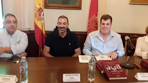 Andr&eacute;s Sanz presenta su libro