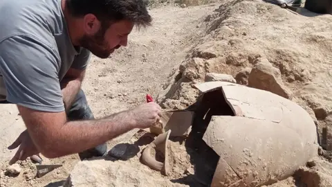 Excavaci&oacute;n de un &aacute;nfora it&aacute;lica para el transporte de aceite en Bursau