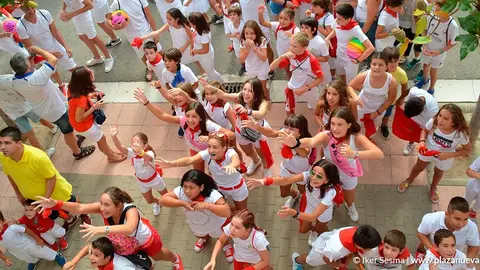 Los m&aacute;s j&oacute;venes reciben balones y caramelos