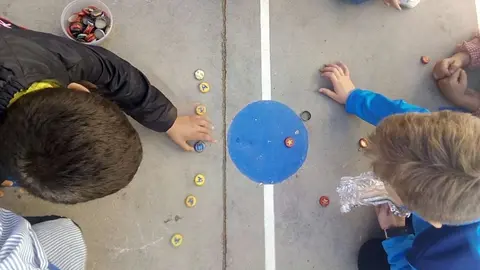 Ni&ntilde;os jugando