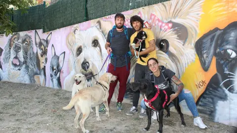 El artista local VIMA &ndash;al centro, de amarillo&ndash; es el art&iacute;fice del mural que decora el mobiliario agility y los &aacute;rboles