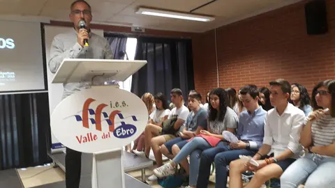 Roberto P&eacute;rez se dirige al alumnado del Bachillerato de Investigaci&oacute;n