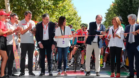 Corte de cinta para la salida en Ejea de la etapa 18 de La Vuelta 2018