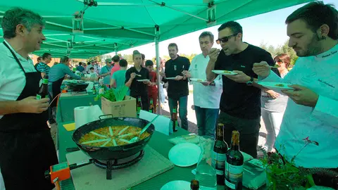 Fernando Mendoza cocinando su plato
