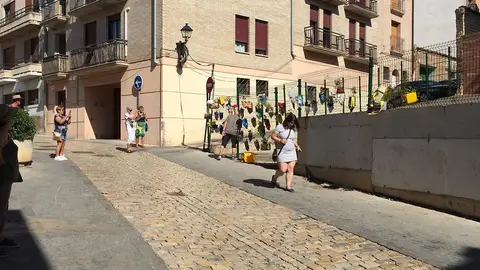 Vecinos y turistas observando las jardineras