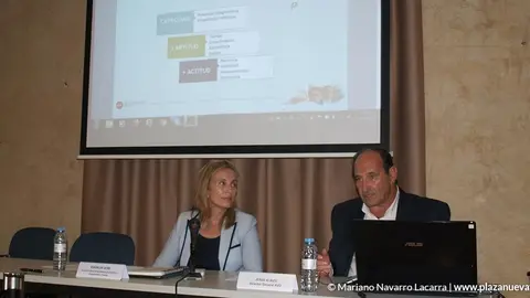 Izaskun Go&ntilde;i, Directora General de Pol&iacute;tica Econ&oacute;mica y Empresarial y Trabajo, y Jes&uacute;s Albizu, Director general -AVU- Albizu, Vidal, Ur&iacute;a y Asociados