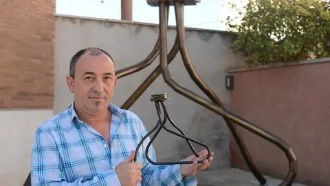 Juan Ignacio Zubieta posa orgulloso con una r&eacute;plica de su escultura