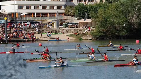Estampa preciosa del Ebro con las piraguas en la IV Regata Entrepuentes OROZ-EbroKayak