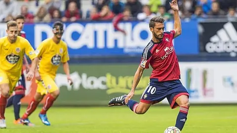 Roberto Torres, jugador de Club Atl&eacute;tico Osasuna, lanzando un penalti