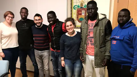 Elena Sancho, Presidenta de la Comisi&oacute;n de Bienestar Social, Salud P&uacute;blica, Integraci&oacute;n e Igualdad; Jes&uacute;s Mar&iacute; Oses, Alcalde de Ribaforada; Marta Rodriguez, T&eacute;cnica de intervenci&oacute;n Comunitaria de la Consutora InPactos, y representantes de la Comunidad Senegalesa de Ribaforada en un encuentro preparatorio del LipDup