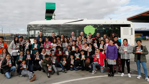 Ayerdi, con alumnado de Castej&oacute;n, responsbles de la empresa, del Ayuntamiento y del Colegio P&uacute;blico