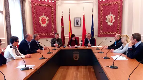 La consejera firma el convenio con el alcalde de Falces, Valent&iacute;n Garc&iacute;a, y resto de autoridades