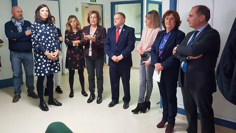 Broto junto a autoridades y trabajadores del centro 2