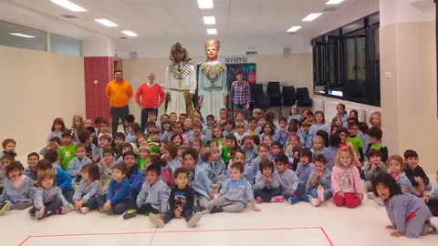 Los gigantes con los alumnos del Huertas Mayores