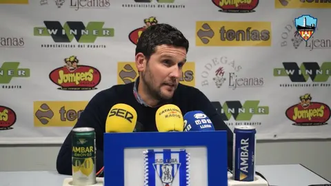Gerard Albadalejo durante la rueda de prensa en Ejea