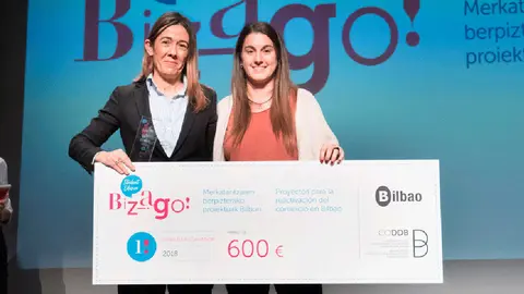 Joana Adot recibe el primer premio de la segunda edici&oacute;n del BiziaGo