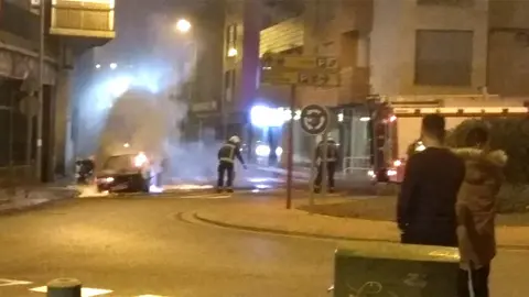 Veh&iacute;culo incendiado