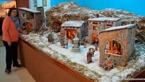Marisa Barrena nos recibe en la exposici&oacute;n de la Asociaci&oacute;n de Belenitas Santa Ana de Tudela