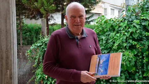 Luis Mar&iacute;a Mar&iacute;n Royo con su nuevo libro
