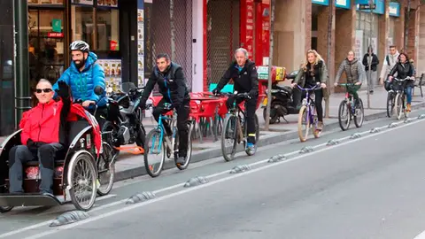 Biciclistas probando la 'Yayacleta'