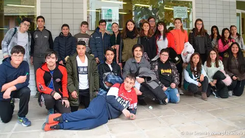 Los alumnos de 2&ordm; ESO del Valle del Ebro visitaron las oficinas de la revista Plaza Nueva para conocer el funcionamiento de Europa FM Ribera