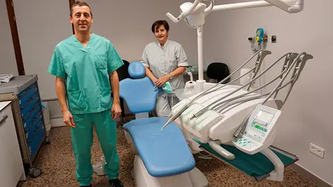El profesional Miguel &aacute;ngel Bada y la enfermera Nieves Arregui, en una de las salas de Cirug&iacute;a Oral