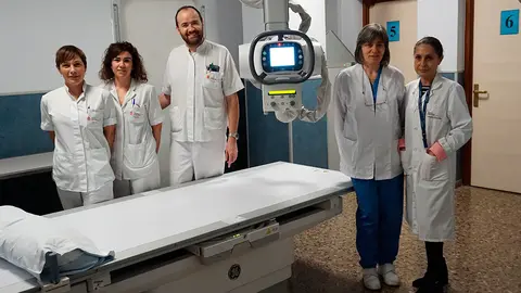 Equipo de la Secci&oacute;n de Radiolog&iacute;a del Hospital Reina Sof&iacute;a junto al nuevo equipamiento robotizado