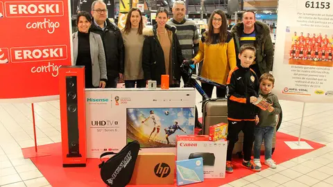 La familia de S&aacute;enz recogieron los regalos