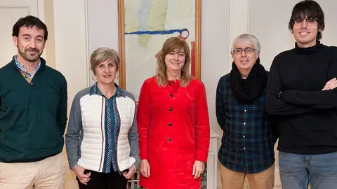 &Aacute;lvaro Baraibar, dtor. general de Paz, Convivencia y Derechos Humanos; Izaskun Ciriza, dtora. del IES Valle del Ebro; Ana Ollo, consejera de Relaciones Institucionales; Jos&eacute; Miguel Gast&oacute;n, dtor. del S&ordm; del Instituto Navarro de la Memoria y Pablo Ijalba, profesor del centro