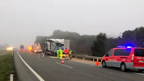 Los dos camiones accidentados en la AP-15