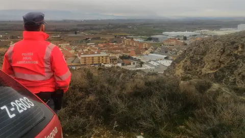 Un Polic&iacute;a Foral inspecciona la zona