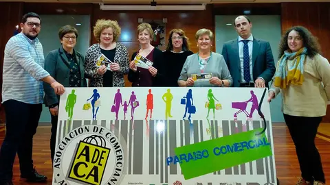 Representantes del Ayto de Alfaro y de ADECA acompa&ntilde;an a las afortunadas