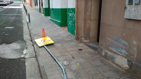 As&iacute; qued&oacute; la pared y la se&ntilde;al tras el impacto