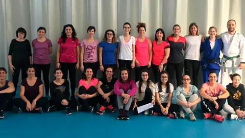 Participantes en este primer curso de Defensa Personal en Fusti&ntilde;ana