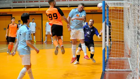 Alex Arriazu cabecea a la red de la porter&iacute;a de Yeray