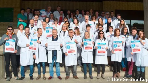 M&aacute;s de 50 profesionales de la salud se han concentrado a las puertas del hospital de Tudela