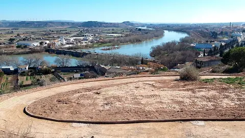 Tudela y sus paseos Desde el cerro se divisan los Pirineos y el Moncayo