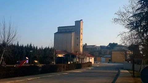 El silo de Las Pedrosas se sit&uacute;a a la entrada del municipio, frente a la plaza de Los Danzantes