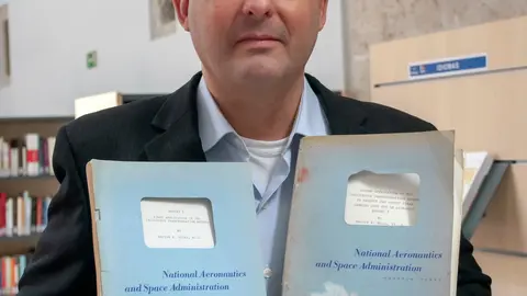Pierre Monteagudo con dos de los informes originales