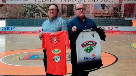 Jes&uacute;s Miranda con la camiseta del Ribera Navarra y Alberto Ram&iacute;rez con la del Tudelano