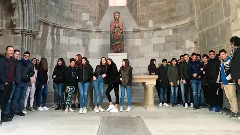 Los alumnos del Instituto Valle del Ebro pasean por los vestigios de la Tudela medieval 