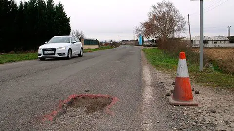 Un bache en una carretera tudelana