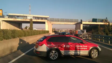 Un coche de Polic&iacute;a Foral corta la Autov&iacute;a antes de llegar al puente