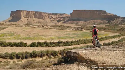 Un ciclista disfruta del paraje natural de las Bardenas Reales