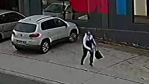 Uno de los hermanos robando en un coche