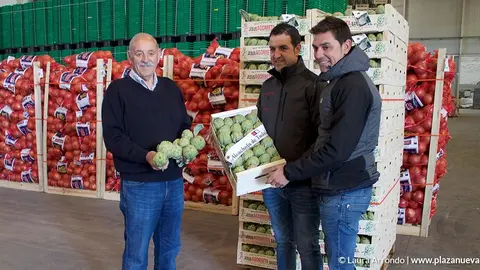 Agorreta ense&ntilde;ando alcachofas