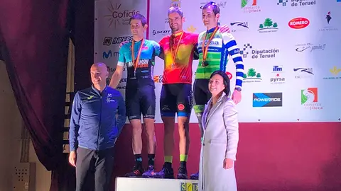 Samuel Campos en lo alto del podium
