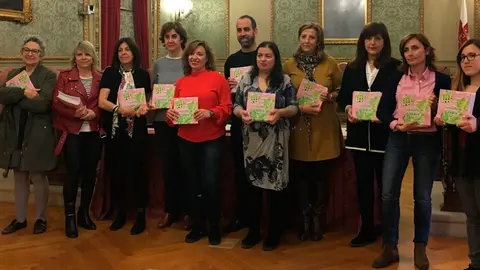 Entrega del libro a los responsables de los centros educativos de Tudela