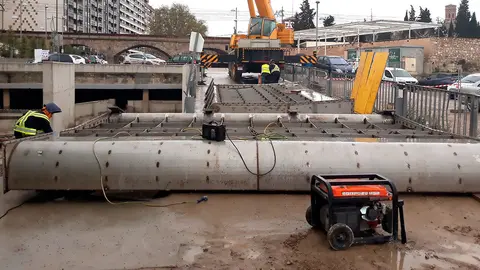 Instalación de la compuerta en el río Queiles en Tudela