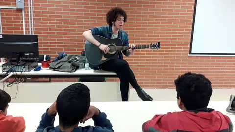 Alejo Huerta 'Con X the banjo' en el IES Valle del Ebro ofreciendo una charla